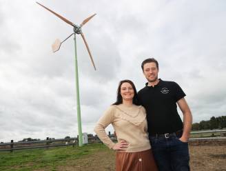Zij liggen niet wakker van de stijgende energiefactuur: “Mijn windmolen kost 75.000 euro, maar in 8 jaar is die terugbetaald”