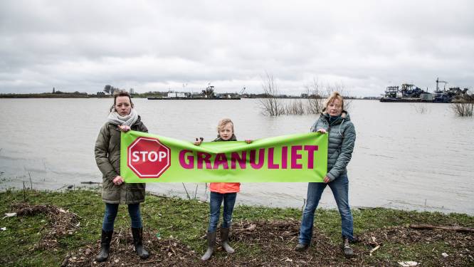 Gemeente West Maas en Waal neemt heft in eigen hand en onderzoekt granuliet in Over de Maas zelf