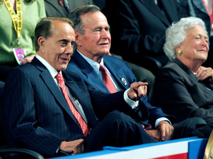 Archiefbeeld uit 2004: Bob Dole zit naast George en Barbara Bush