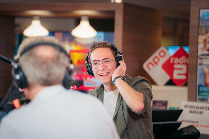De Enterse Gijs Hakkert is de vaste sidekick van Ruud de Wild. Deze week keerde De Wild terug bij zijn eigen middagshow en kondigde zijn nieuwe team aan.