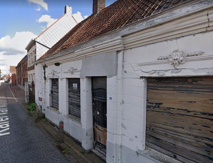 De bouwvallige woning in de Karel van Manderstraat die tegen de vlakte gaat.