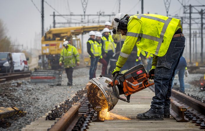 Wie de komende weken met de trein wil reizen, doet er goed aan om eerst de reisplanner te bestuderen. In grote delen van Oost-Nederland zorgen spoorwerkzaamheden namelijk voor flinke vertragingen. Afbeelding ter illustratie.