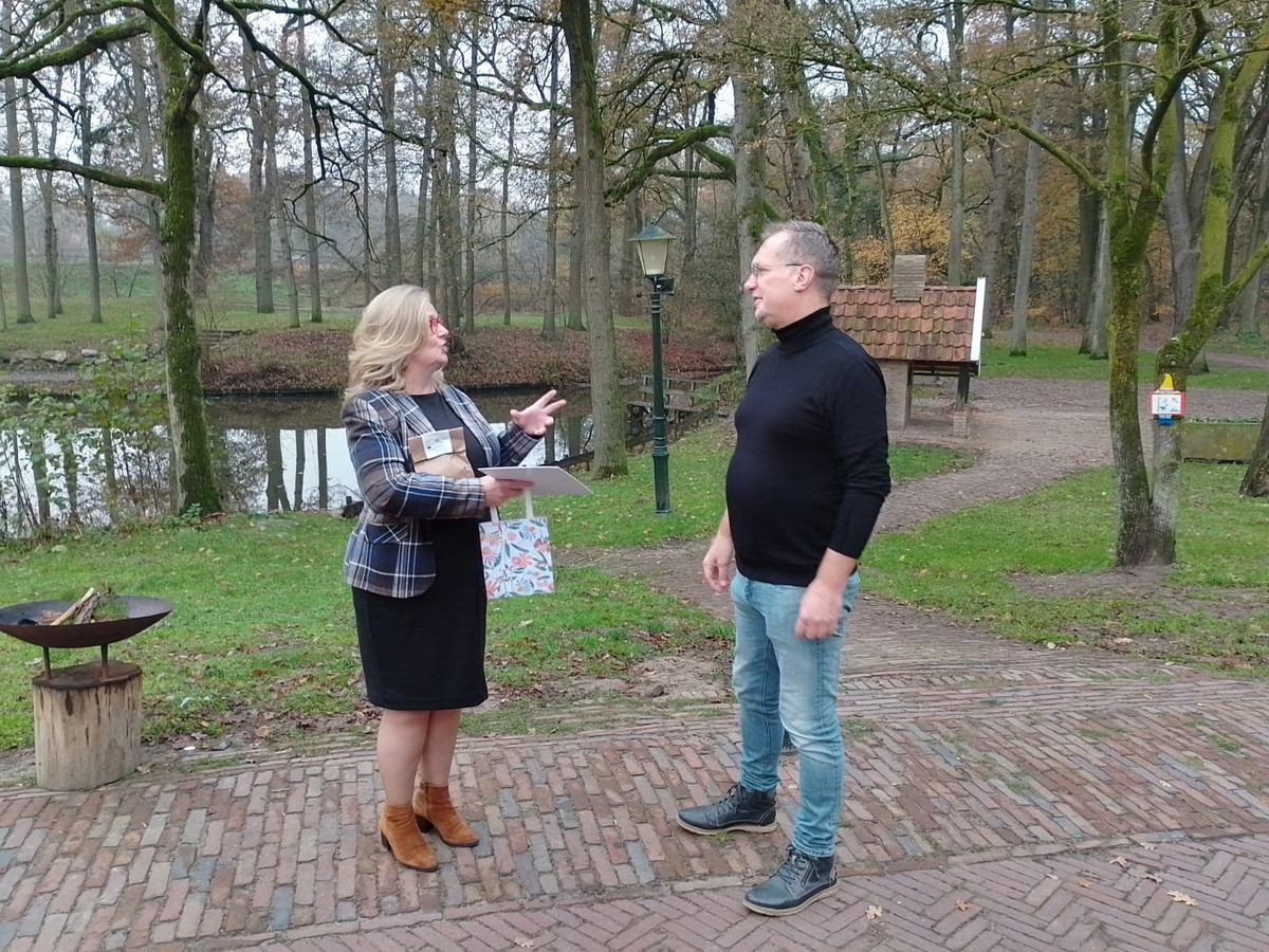 Statenlid Eva Schaaij overhandigt de Overijsselse Vrijwilligersprijs aan Han ten Dam.