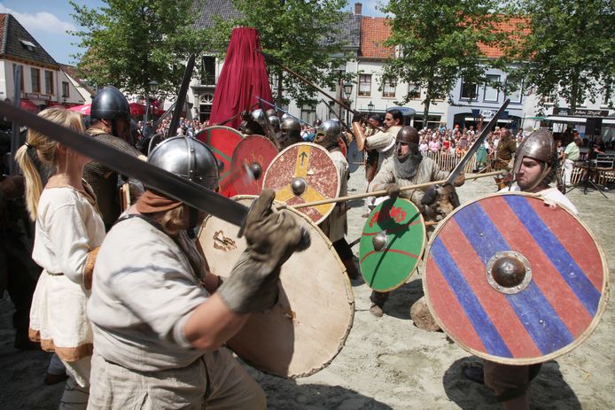 Af en toe keren de Vikingen terug naar Dorestad; Wijk bij Duurstede dankt een groot deel van zijn toeristische inkomsten aan hun plunderingen in de vroege middeleeuwen.
