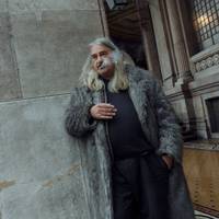 ‘De MAGA-beweging evolueert razendsnel naar straatfascisme’: Ilja Leonard Pfeijffer over Trump, Giorgia Meloni en zijn nieuwe essaybundel