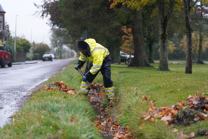 In Edzell, Schotland, worden nog steeds snel kanalen vrijgemaakt.