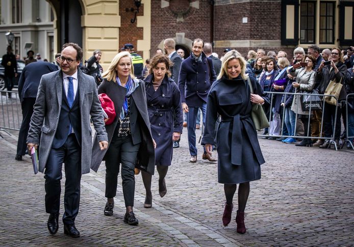 Minister Sigrid Kaag voor Buitenlandse Handel en Ontwikkelingssamenwerking (tweede van links) en minister Kajsa Ollongren van Binnenlandse Zaken en Koninkrijksrelaties (rechts) zijn de meest getipte kandidaten om lijsttrekker te worden voor D66.