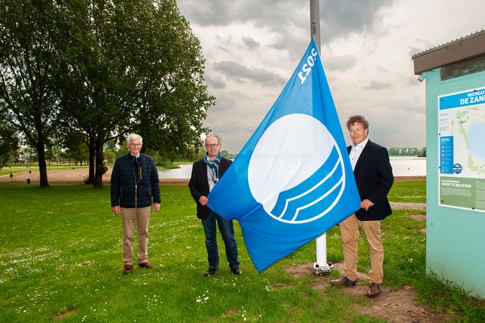 De Blauwe Vlag wordt gehesen bij het strandbad van De Zandmeren in Kerkdriel, met vlnr Kees de Jong, Jan-Hein de Vreede en Erik van Dijk.