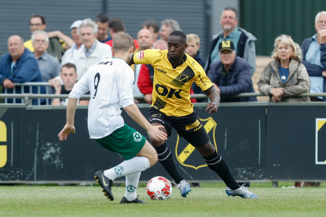 Voetballen met publiek, gaat dat nog wel zo? | Foto | destentor.nl