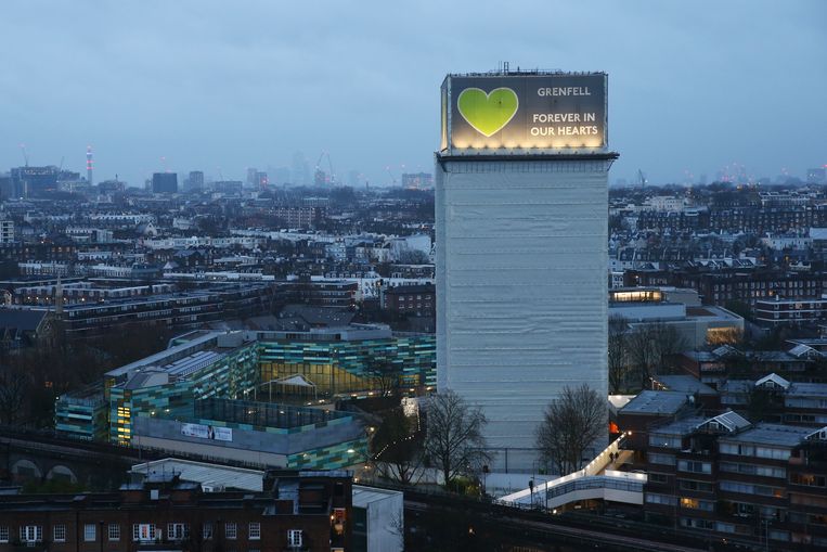 La Grenfell Tower in fiamme a West London dovrebbe essere demolita?  Gli esperti la pensano così