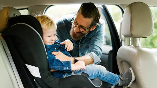 Moet een kind van vijf nog in een autozitje? En hoeveel kids mag je in één wagen vervoeren? Alle regels op een rijtje