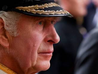 Koning Charles zegt eerste officiële staatsbezoek af vanwege protesten in Frankrijk
