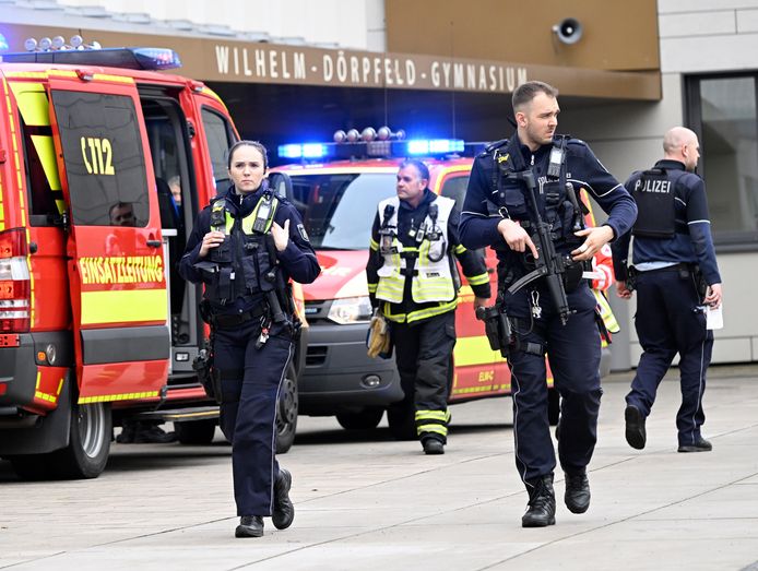Politie en ambulances op de plaats van het incident, op de Wilhelm Dörpfeld school, in Wuppertal, Duitsland, donderdag 22 februari 2024.