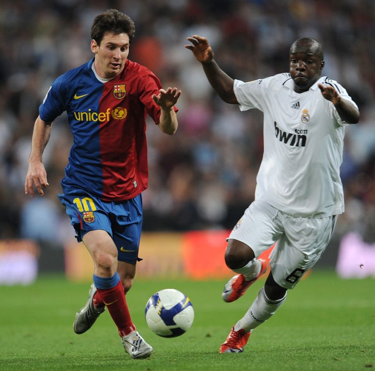 Messi tijdens de bewuste Clasico, in duel met Lassana Diarra. Beeld AFP