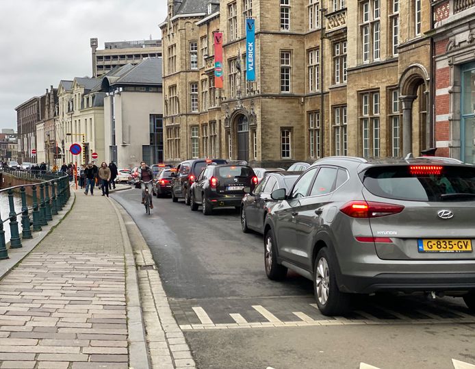 Aanschuiven voor parking aan de Reep.