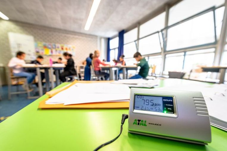 In de toekomst hebben alle klaslokalen een CO2-meter, volgens de afspraken van minister Wiersma, de PO-Raad, VO-raad en de Vereniging Nederlandse Gemeenten. Beeld Jan Kok