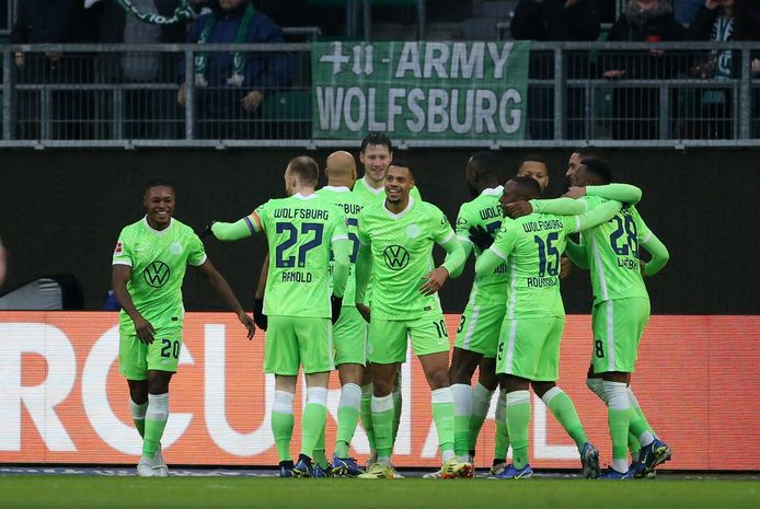Wout Weghorst wordt gefeliciteerd na zijn goal.