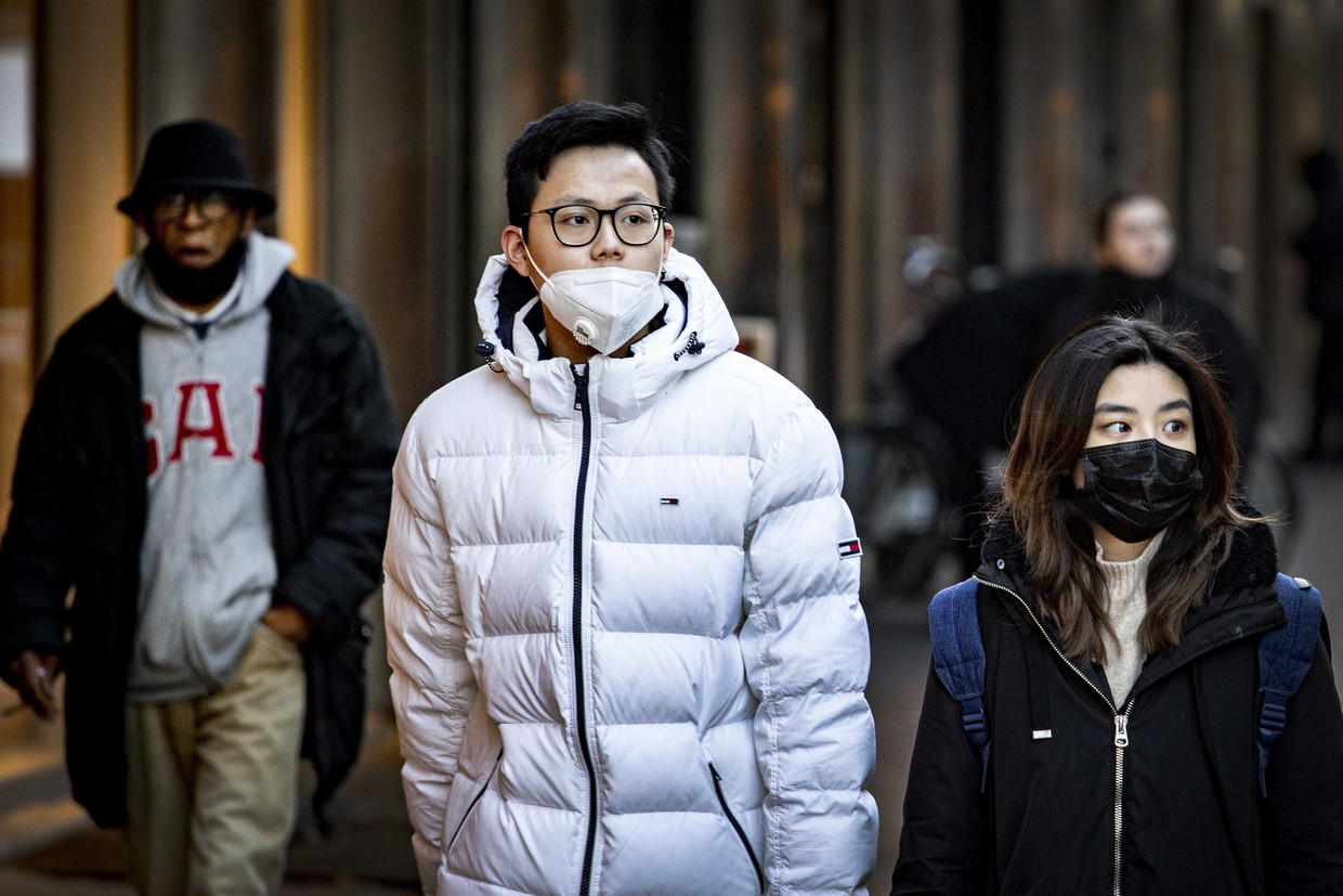 2022-01-10 16:24:46 AMSTERDAM - Mensen dragen medische mondkapjes in winkelcentrum Amsterdamse Poort. Het OMT adviseert mensen medische mondmaskers te dragen in publieke buitenruimtes waar niet voldoende afstand kan worden gehouden. ANP RAMON VAN FLYMEN Beeld ANP