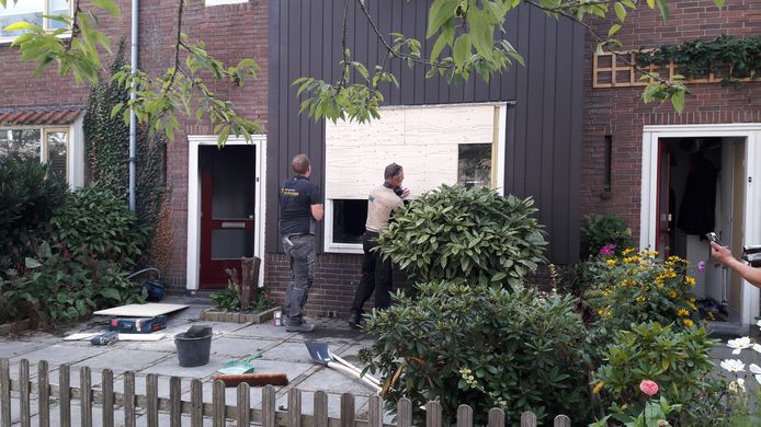 Het kapotte raam wordt dichtgetimmerd bij het huis aan de Seringenstraat in Zwolle.
