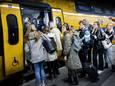Reizigers in de ochtendspits op station Utrecht Centraal. Vanwege het aanhoudende personeelstekort liet de NS op een aantal trajecten minder treinen rijden. Reizigers dienden rekening te houden met drukkere treinen en mogelijk vaker overstappen.