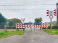 De onbewaakte spoorwegovergang in de Lentsesteeg bij Rheden.