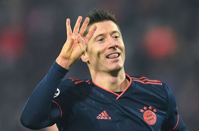 Robert Lewandowski viert zijn vierde treffer tegen Rode Ster Belgrado.