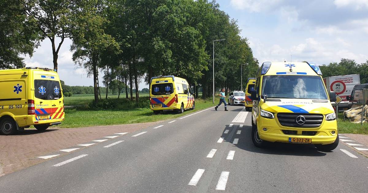 Fietser ernstig gewond bij aanrijding met auto in Losser: traumahelikopter geland.