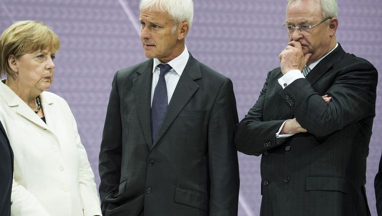 Volkswagen ceo Martin Winterkorn (R) en ceo van Porsche Matthias Mueller (M) spreken met Angela Merkel (L) Beeld ANP