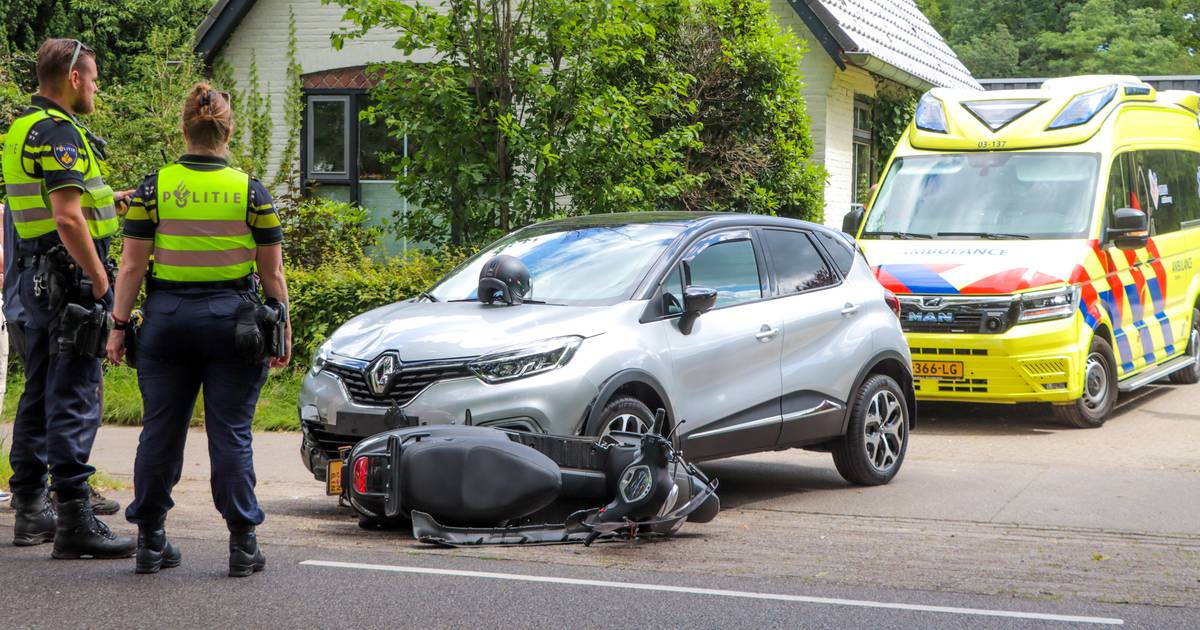 Auto schept scooter op Zijtak Oostzijde in Nieuw-Amsterdam