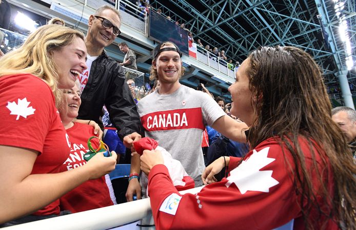 De Candese zwemster Penny Oleksiak (r) viert haar gouden medaille op de 100 meter  vrij op de Spelen vanTokio met haar familie.