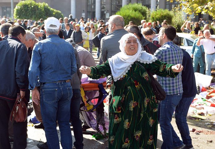 Deze vrouw schreeuwde haar frustratie uit na de aanslag in Ankara.