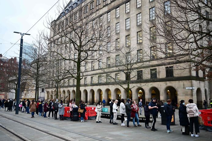 Le persone si mettono in fila per un colpo di richiamo a Manchester.