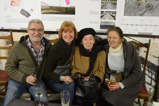 Bewoners Emilienne Driessen en Denise Aerts (rechts) en sympathisanten Lief Van Campfort en Jos Theunissen.