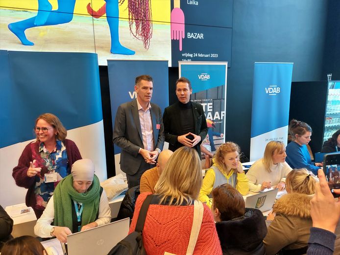 Bjorn Cuyt (links), provinciaal manager bij VDAB, nam Vlaams minister van Werk Jo Brouns (cd&v) mee op sleeptouw op de jobbeurs.