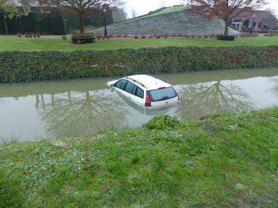 Ai, handrem vergeten: auto rijdt het water in bij Veen, hulpdiensten rukken massaal uit