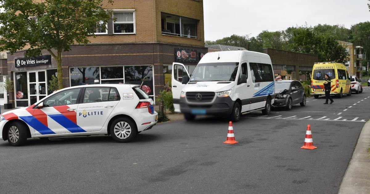 Chauffeur taxibusje gewond bij botsing in Brakel.