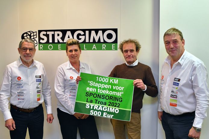 Philippe Malysse (rechts), Jessica Bolle en Jozef Verbrugghe (links) stappen voor de vzw Onze Kinderen en krijgen de steun van onder meer Jan Stragier die de 45e verjaardag van Stragimo viert.