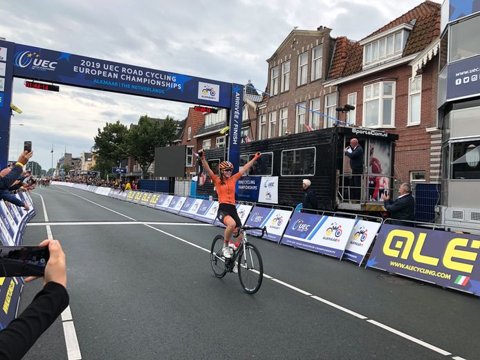 Ilse Pluimers uit Enter verovert in Alkmaar het Europees kampioenschap wielrenner op de weg bij de junior vrouwen.