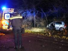 Auto belandt in de bosjes na botsing met giertank in Balkbrug