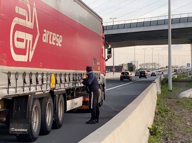 Migranten ontsnapt uit afgesloten vrachtwagen in Duitsland
