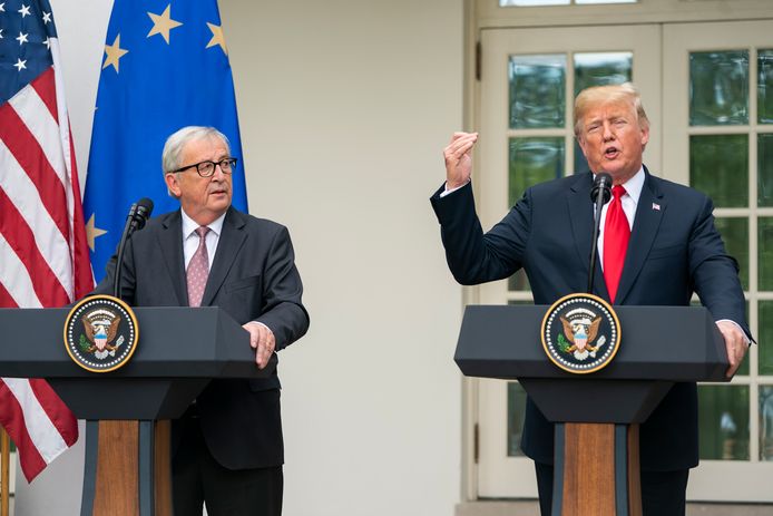Commissievoorzitter Jean-Claude Juncker (L) en de Amerikaanse president Donald Trump (R) kwamen afgelopen zomer al eens samen om over de handelsakkoorden te praten.