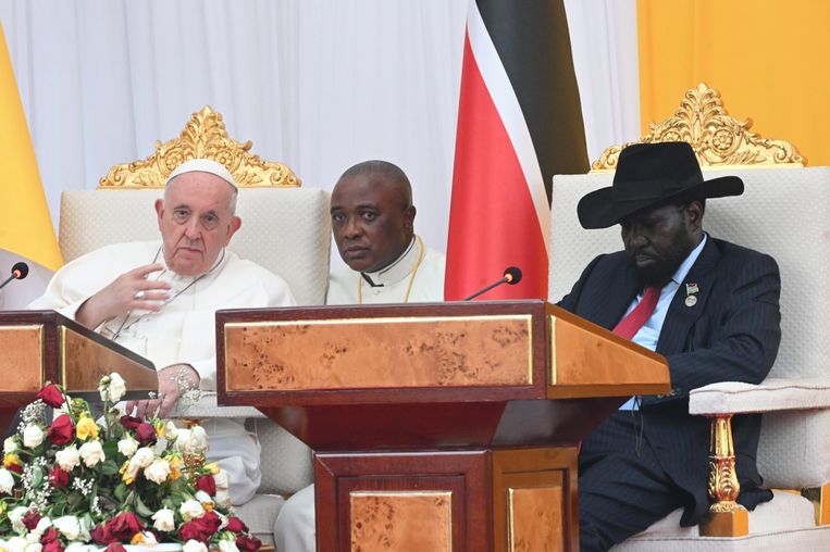 De paus de de president van Zuid-Soedan, Salva Kiir, vrijdagmiddag.  Beeld ANP / EPA