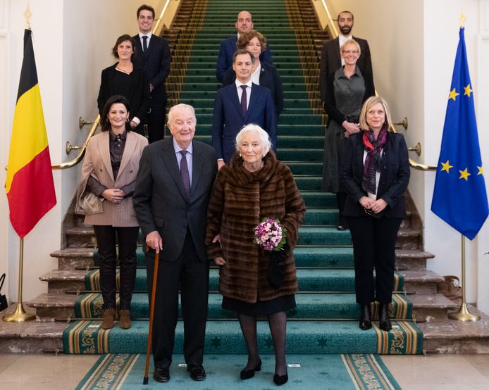 Senaatsvoorzitter Stephanie D'Hose (tweede rij, links) naast premier Alexander De Croo en met koning Albert en koningin Paolo (vooraan). Verder ook Kamervoorzitter  Eliane Tillieux (tweede rij, rechts). Op de derde rij van links naar rechts Severine de Laveleye (Kamerlid Ecolo), vicepremier en minister van Ambtenarenzaken Petra De Sutter, minister van Pensioenen en Maatschappelijke Integratie Karine Lalieux. Vierde rij van links naar rechts: staatssecretaris voor wetenschapsbeleid Thomas Dermine, Staatssecretaris voor Digitalisering Mathieu Michel en staatssecretaris voor Asiel en Migratie Sammy Mahdi.