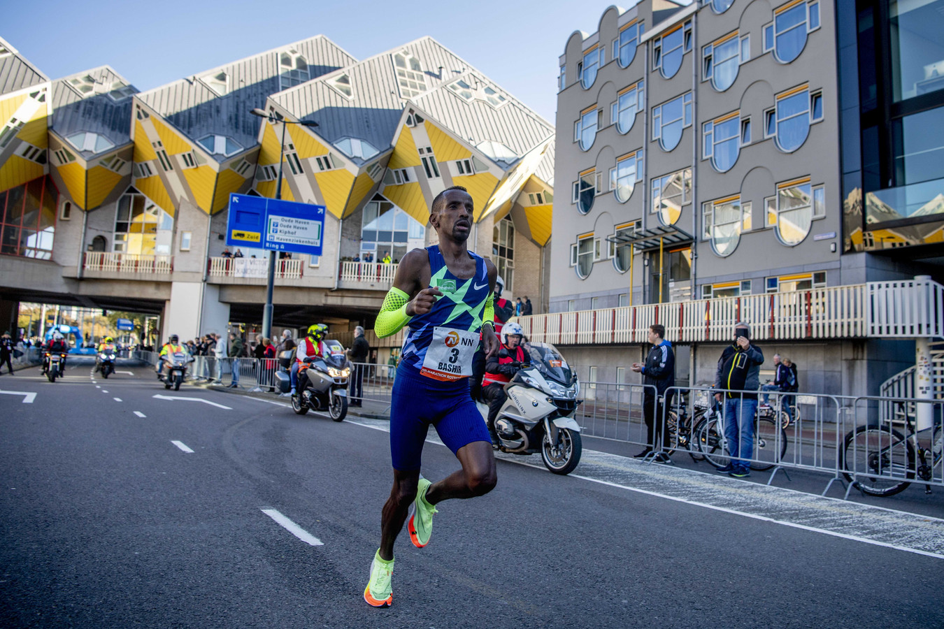 Bashir Abdi  in actie tijdens de Marathon Rotterdam.
