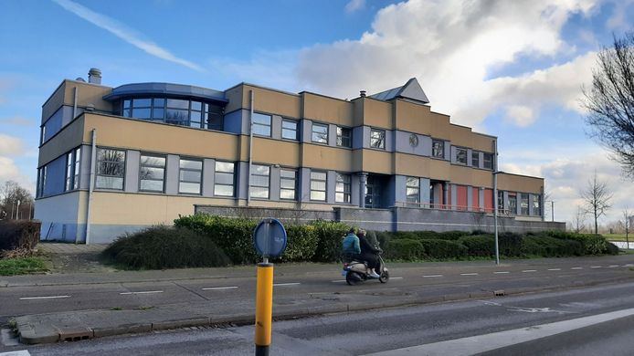 Gebouw De Meerpaal aan de Noordendijk, jarenlang in gebruik voor jeugdzorg, wordt verbouwd tot verzorgingshuis voor 19 dementerende ouderen.