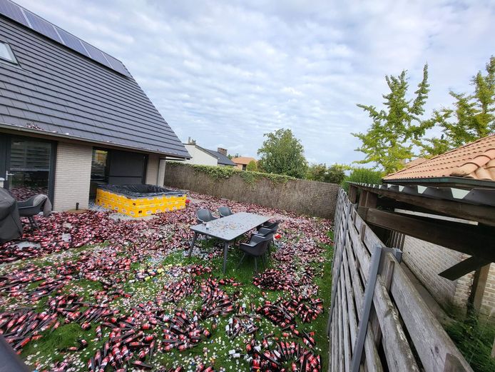 De muur van bierbakken in de tuin van pasgehuwd koppel Sofie en Kevin.