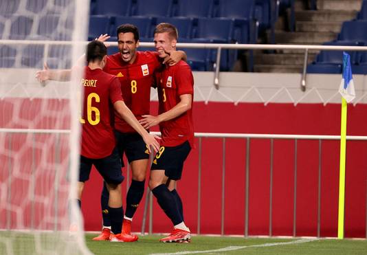Spanje viert de goal van Mikel Merino.