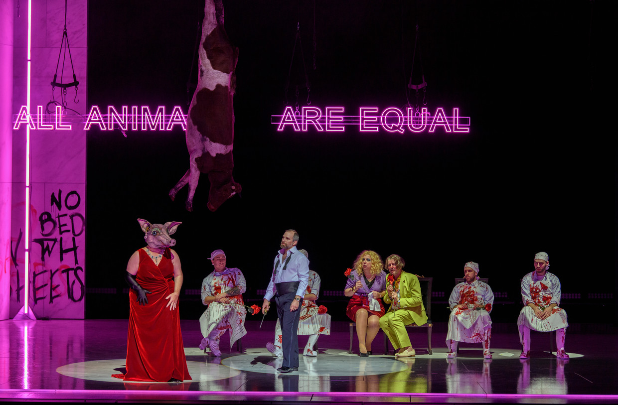Scène met Pigetta (Karl Laquit) en Squealer (James Kryshak) in ‘Animal Farm’ van Alexander Raskatov bij De Nationale Opera. Beeld Ruth Walz