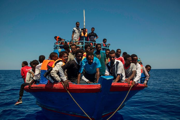 archiefbeeld: bootvluchtelingen voor de Libische kust.
