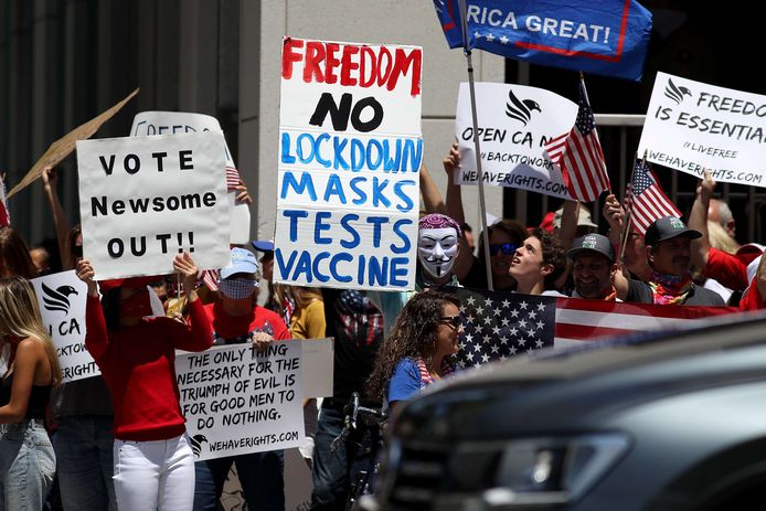 Mensen betogen tegen de maatregelen in Californië om de verspreiding van het virus tegen te gaan